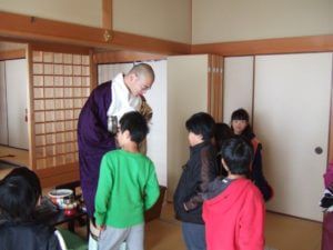 子ども達とふれあう住職