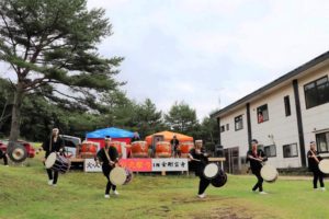 和太鼓集団「豊後潮太鼓」の奏演の様子