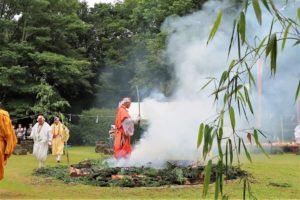 胎蔵大柴燈護摩法要の僧侶の火渡り修行