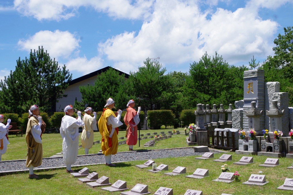 夏の大祭の際の御供養の様子