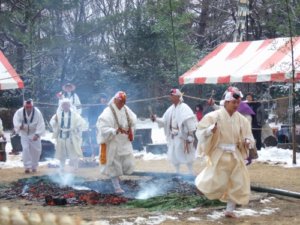 冬の大祭の火渡り供養の様子